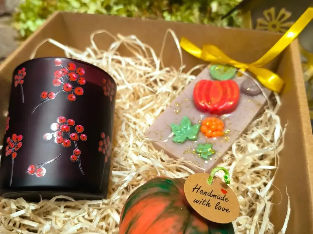 Rudens dāvanu komplekts kastītē: svece ar ogu rakstu, svece-ķirbis un vaska sašē ar ķirbja dekoru