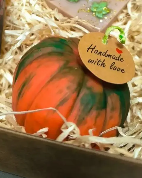 Oranži zaļa svece-ķirbis ar birku „Handmade with love”